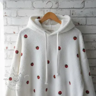Tkanina płaszczowa TEDDY EMBROIDERY Strawberries white
