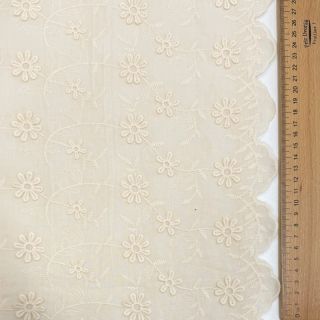 Bavlnená látka EMBROIDERY Catchy daisy ecru