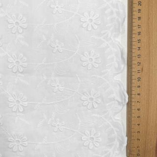 Bavlnená látka EMBROIDERY Catchy daisy white