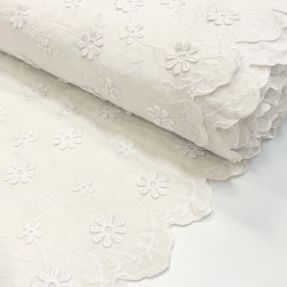 Bavlnená látka EMBROIDERY Catchy daisy off white