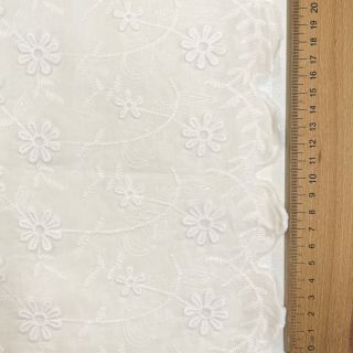 Bavlnená látka EMBROIDERY Catchy daisy off white