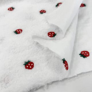 Tkanina płaszczowa TEDDY EMBROIDERY Strawberries white